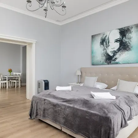 Lägenhet Luxury With River View And Desk For Remote Work In By Renters