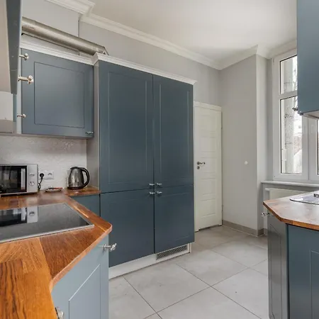 Luxury With River View And Desk For Remote Work In By Renters Lägenhet *